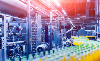 IoT smart sensors embedded in product packaging on an assembly line, enhancing traceability and compliance in real time | DXC Technology 